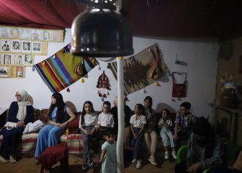 Jinên Ciwan bi şevbîrkan Rêber Apo didin nasîn