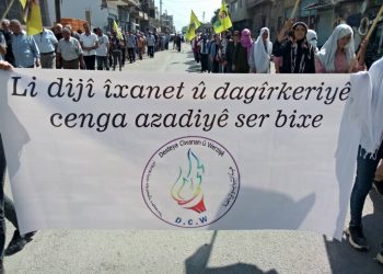 Li Amûdê ciwan li dijî îxanetê meşiyan