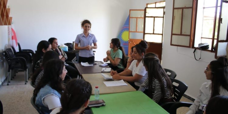 Meclisa Jinên Ciwan a PYD’ê Komxebatek li ser “Siyaset û Jin” li dar xist.