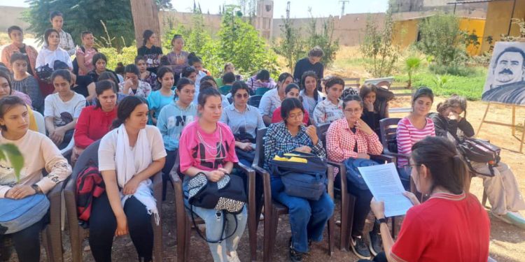 Xwendakarên Jinên Ciwan a Welatparêz Perspektîfa Rêber APO ya “Jin û Malbat” xwendin