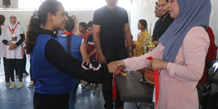 Encumena Werzîşê ya Reqayê ji bo jinên ciwan maça basketbolê li dar xist