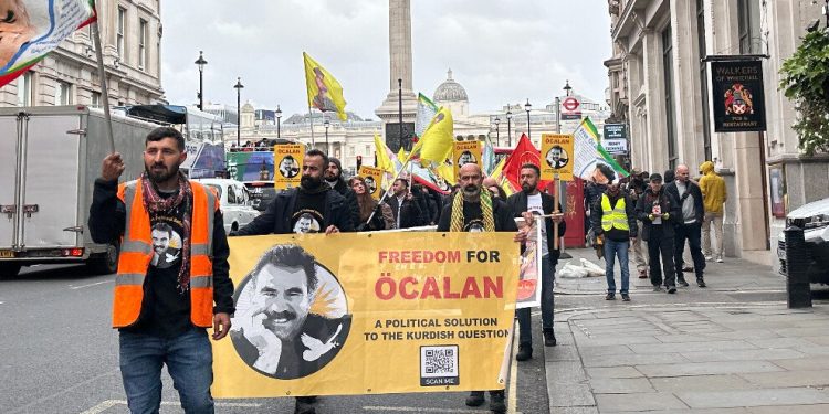 Li kolanên Londonê dirûşmeyên “Bijî Serok APO” deng veda