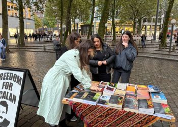 Ji bo azadiya Rêber APO standa pirtûkan hate vekirin