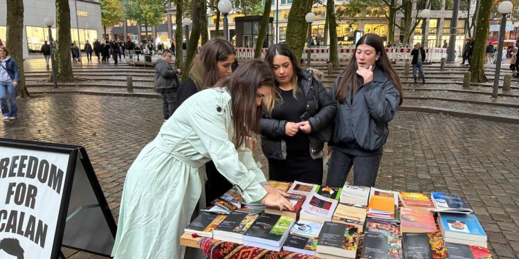 Ji bo azadiya Rêber APO standa pirtûkan hate vekirin