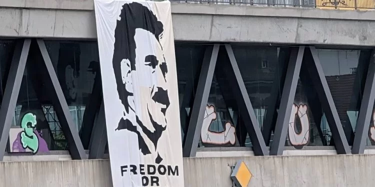 Li ser pira Dreîrosenbrücke wêneyê Rêber APO