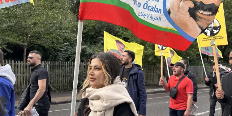 Ciwan ji bo azadiya Rêber APO li Londrayê meşiyan