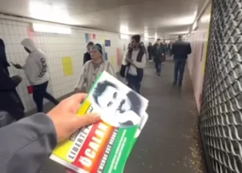 Ciwanan li Parîsê ji bo Rêber APO belavok belav kirin