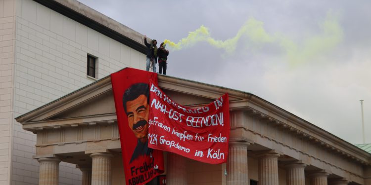 Jinên Ciwan Enternasyonalist, li ber Deriyê Brandenbûrgê tecrîda li ser Rêber APO protesto kirin