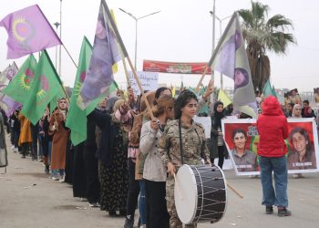Jinên ciwan bi dirûşma “Tecrîd tundiya herî mezin e” meşiyan.