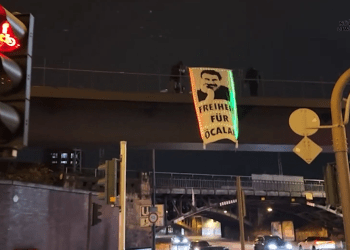 Ciwanên li Kolnê posterê Rêber APO daleqandin