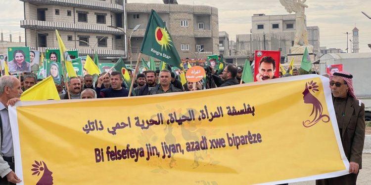 Kobanê mêr li dijî tundiya li ser jinan meşiyan