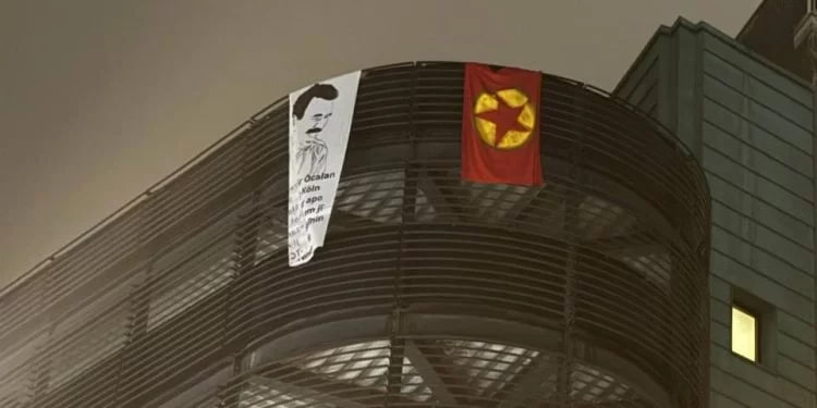 Ciwanên Bremenê ji bo Meşa Kolnê pankart vekirin