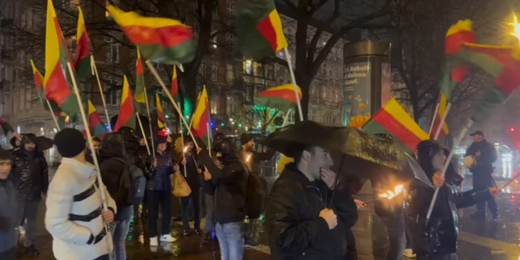 Ciwanên Hambûrgê 27’ê Mijdarê bi Meşa Meşaleyan Pîroz kirin