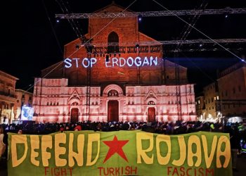 Li Dêra Saint Petronio bi Lazerê “Stop Erdogan” hat nîvîsandin