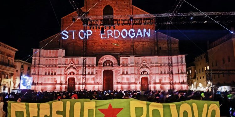 Li Dêra Saint Petronio bi Lazerê “Stop Erdogan” hat nîvîsandin