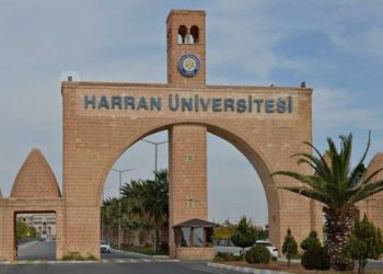 Xwendekarên ku li Zanîngeha Harranê stranên Kurdî digotin rastî gefan hatin