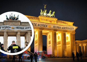 Li cîhê herî navdar ê Elmanyayê Pankarta 30 metre dirêj e”Rojava Biparêze”