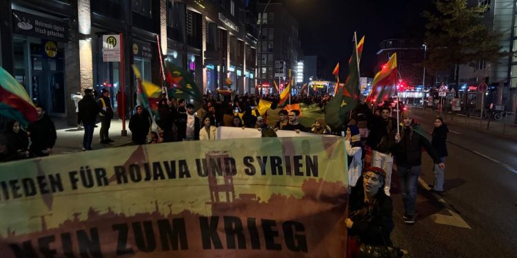 Di bin pêşengiya TCŞ’ê li Hambûrgê gel derketin qadan