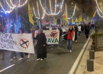 Ciwanên ji bo Rojava li Antibesê meşiyan