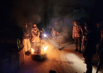 Ciwanên Dirbesiyê di kolanan de nobedê digire