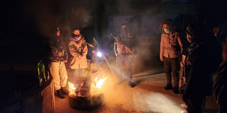 Ciwanên Dirbesiyê di kolanan de nobedê digire