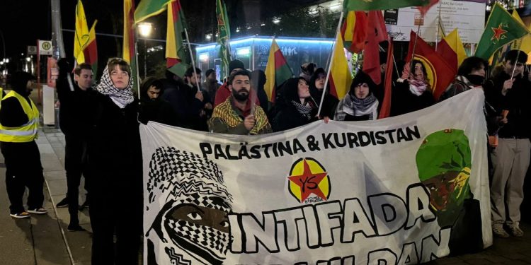 Êrîşên dewleta Tirk a dagirker ên li ser Rojava li Hambûrgê hate protestokirin