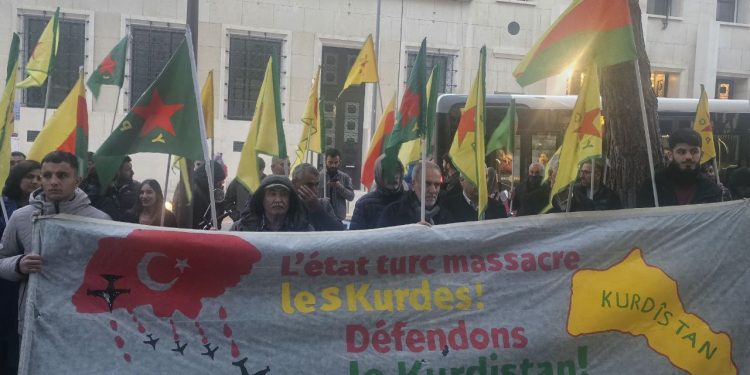 Li Marsîlyayê li ber Parlamenta Ewropayê mîtîngek hate lidarxistin