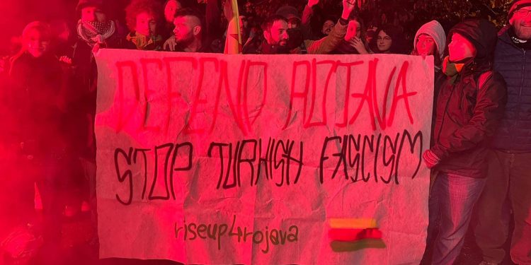 Li ser Torre Degli Asinelli “Rojava biparêze” hate nivîsandin