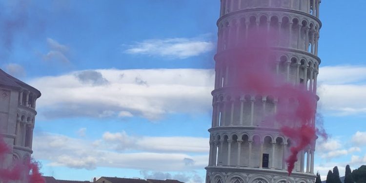 Pankarta “Rojava biparêze” li ber Kuleya Pîsa hat vekirin