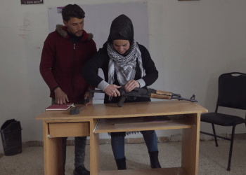 Ciwan li Tiwêna fêrî bikaranîna çekan dibin