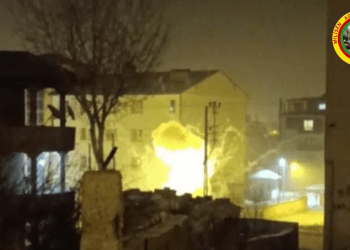 Milîsên MAKê li Geverê li dijî wesayîta zirxî ya polîsan êrîşa bombeyî pêk anîn