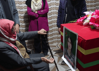 Cenazeyê Fermandara YPJ’ê Şehîd Ronahî Yekta ji aliyê gelê Kobanê ve hate pêşwazîkirin.