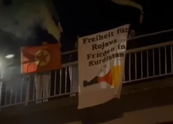 Jinên Ciwan li dijî êrîşên li ser Rojava pankart daliqandin