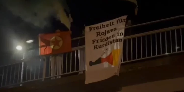 Jinên Ciwan li dijî êrîşên li ser Rojava pankart daliqandin