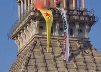 Enternasyonalîstan ala YPG’ê li avahiya Mole Antonelliana daleqandin