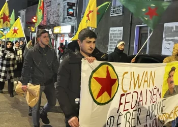 Kurd di bin pêşengiya ciwanan de li Parîsê serî hildin