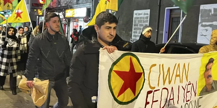 Kurd di bin pêşengiya ciwanan de li Parîsê serî hildin