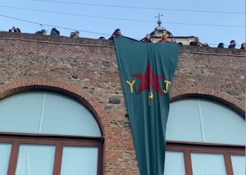 Ala YPJ’ê li Kela Dîrokî hate daliqandin