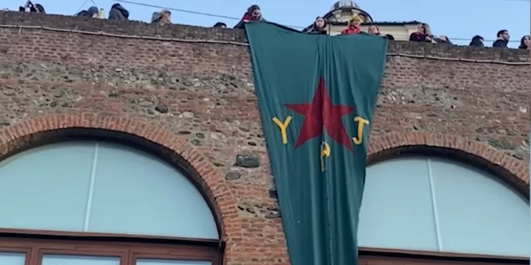 Ala YPJ’ê li Kela Dîrokî hate daliqandin