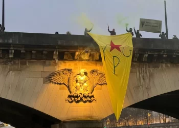 Li Eyfelê ala YPG’ê hat daliqandin