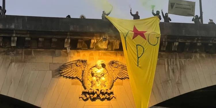 Li Eyfelê ala YPG’ê hat daliqandin