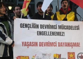 Êrîş û girtinên li hemberî ciwanan hatin protestokirin