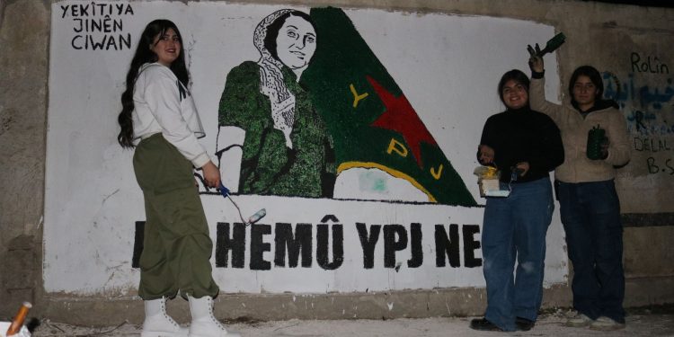 Jinên Ciwanên Qamişlo diwaran bi şervanên azadîyê ve xemilandin