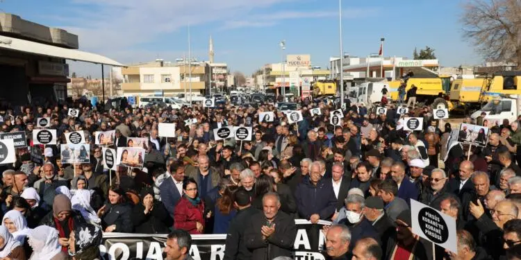 Bi hezaran kes ber bi sînorê Kobanê ve dimeşin