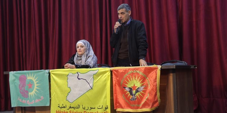 Ciwanên Şoreşger ên Reqa bi tevlîbûna Hesen Koçer ve civînekî li darxistin