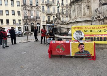 Ciwanên endamên CKF’ê li Marsîlyayê standa pirtûka Rêber APO vekirin