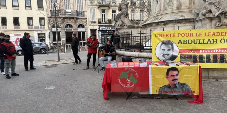 Ciwanên endamên CKF’ê li Marsîlyayê standa pirtûka Rêber APO vekirin