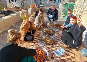 Jinên Gundê Elî Şar a Kobanê xwarin ji şervanan re amade dikin