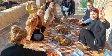 Jinên Gundê Elî Şar a Kobanê xwarin ji şervanan re amade dikin