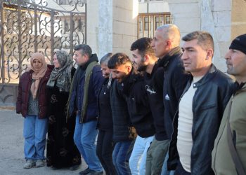 Berxwedêrên Tişrînê ku bi govendên xwe re silavan li rojê dikin û hêviyê li ser sifreya xwe direşînin